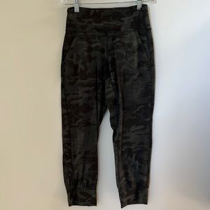 Lululemon High Rise Green Camo Jogger Size 4; Very good condition